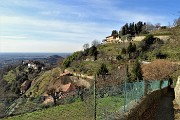 32 Risalendo sulla Via del Rione sguardo alle spalle